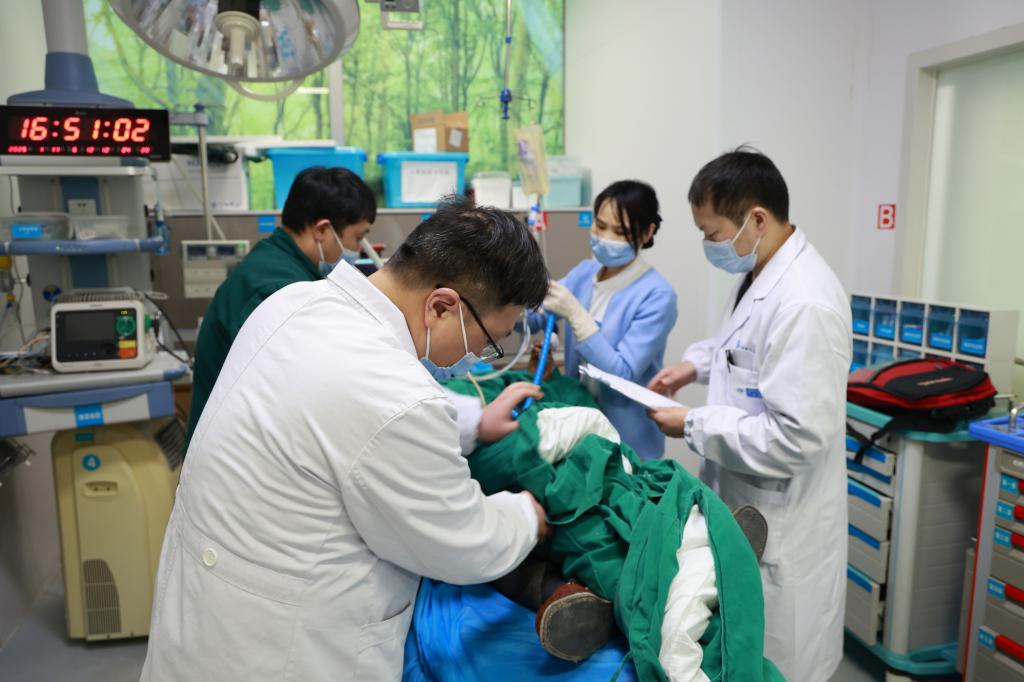 手指断了！急需断指再植  十堰人医直升机紧急救治郧西患者
